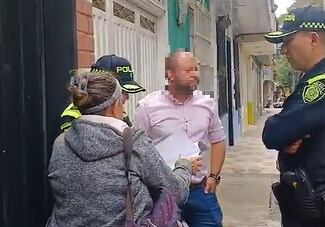 En medio del desalojo de la vivienda, denuncian que la policía agredió a uno de sus ocupantes. Foto: Cortesía.