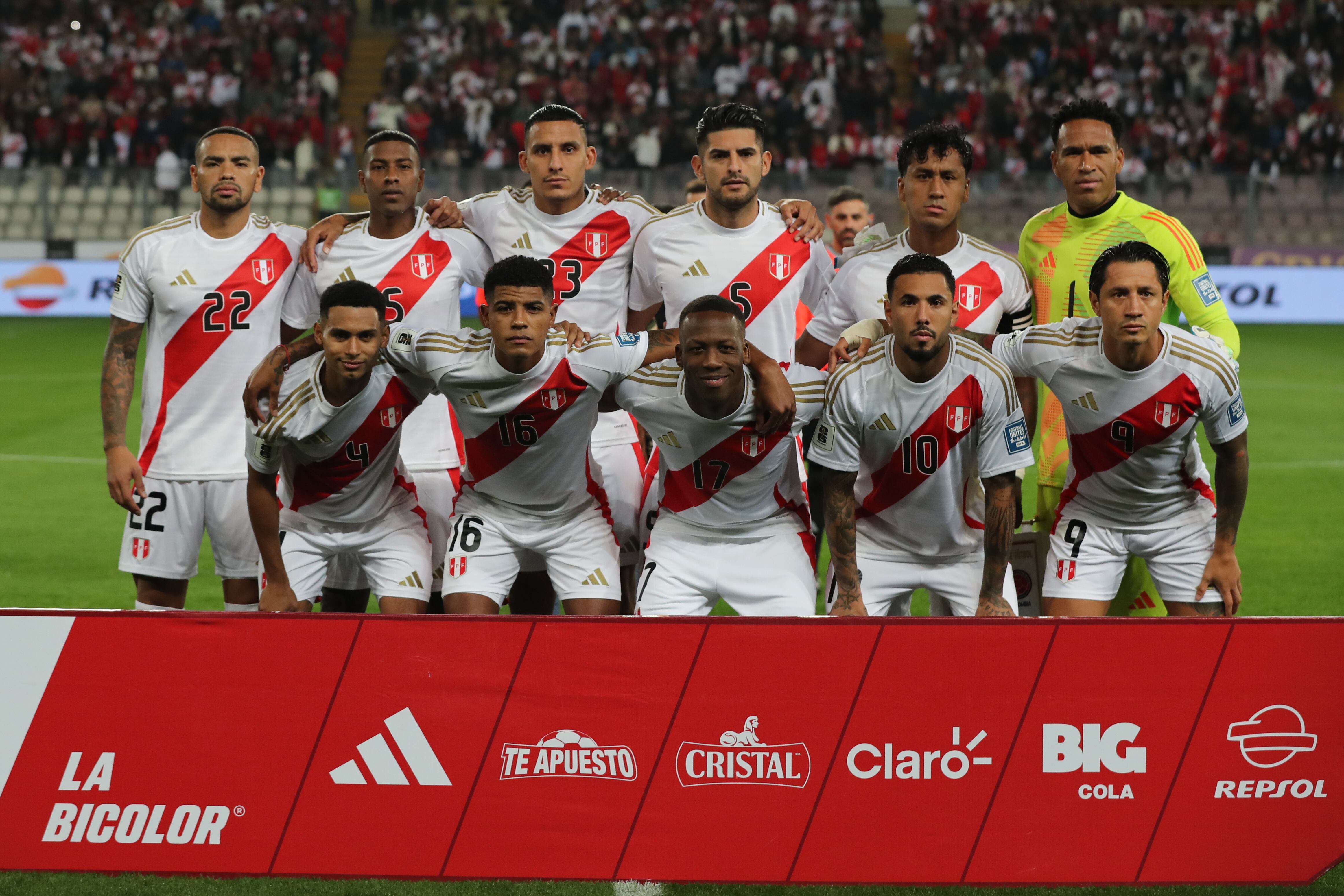 Perú y Colombia en el estadio Nacional en Lima (Perú). EFE/ Paolo Aguilar