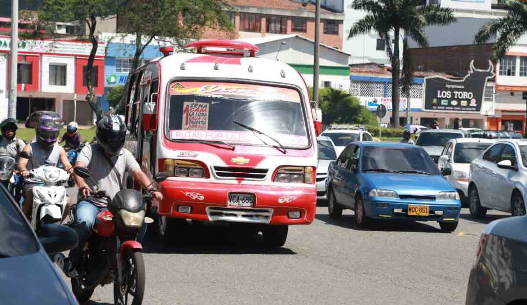 Buses apoyan movilidad de pasajeros en Cali