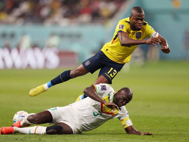 DOHA, QATAR - NOVEMBER 29: Enner Valencia of Ecuador battles for possession with Kalidou Koulibaly of Senegal during the FIFA World Cup Qatar 2022 Group A match between Ecuador and Senegal at Khalifa International Stadium on November 29, 2022 in Doha, Qatar. (Photo by Elsa/Getty Images)