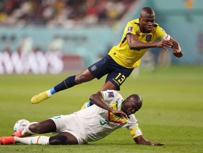 DOHA, QATAR - NOVEMBER 29: Enner Valencia of Ecuador battles for possession with Kalidou Koulibaly of Senegal during the FIFA World Cup Qatar 2022 Group A match between Ecuador and Senegal at Khalifa International Stadium on November 29, 2022 in Doha, Qatar. (Photo by Elsa/Getty Images)