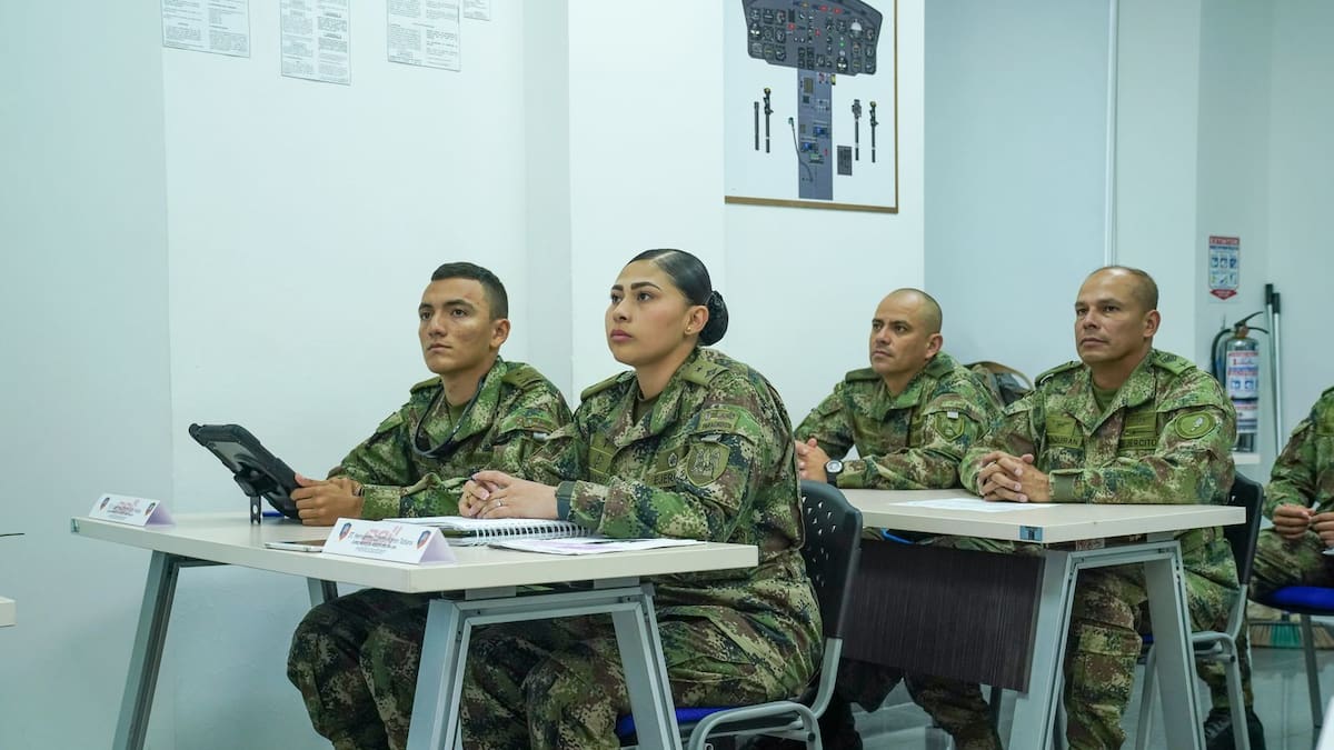 Ejército Nacional gradúa a los primeros oficiales del curso Piloto Básico de Helicóptero