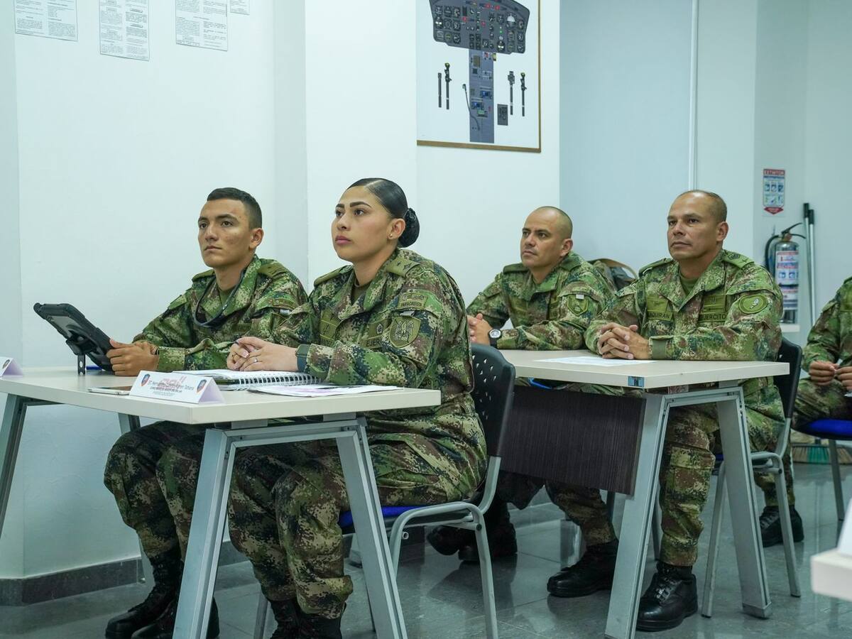 Ejército Nacional gradúa a los primeros oficiales del curso Piloto Básico de Helicóptero