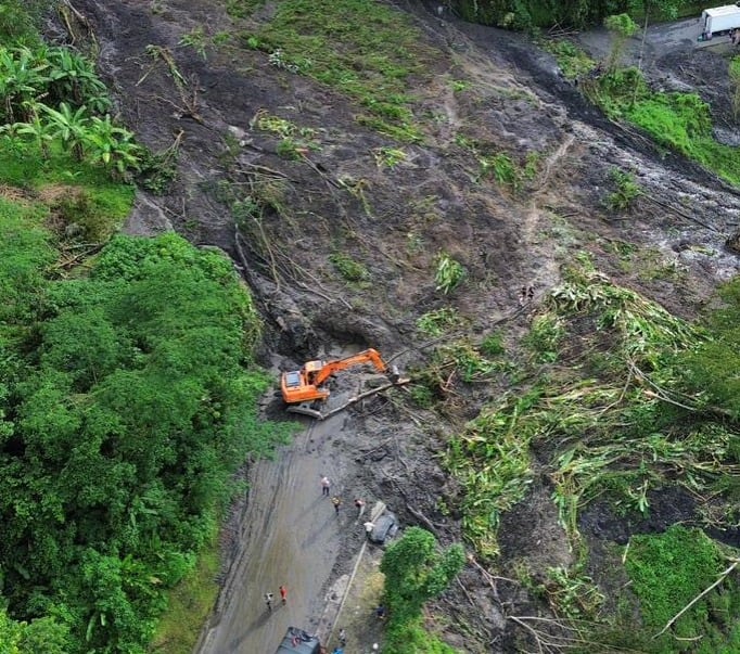 La Agencia Nacional de Infraestructura (ANI) y la Concesión Transversal del Sisga, continúan trabajando con maquinaria amarilla en el sector de "Marrano Loco", con el fin de habilitar la vía nacional entre Santa María y San Luis de Gaceno / Foto: Transversal del Sisga.