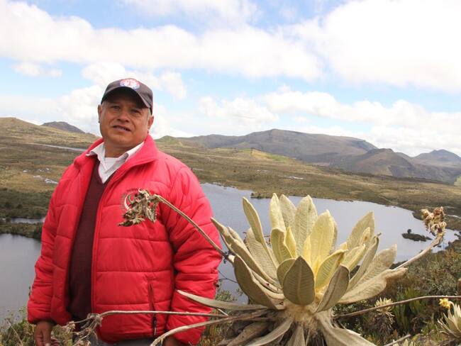 Miguel Ángel Rodríguez es el guardabosques del páramo de Guerrero, trabajo que desempeña desde 2008. Es el guardián del nacimiento del río Guandoque, la principal fuente que alimenta al embalse del Neusa, el cual surte de agua al norte de Bogotá. 