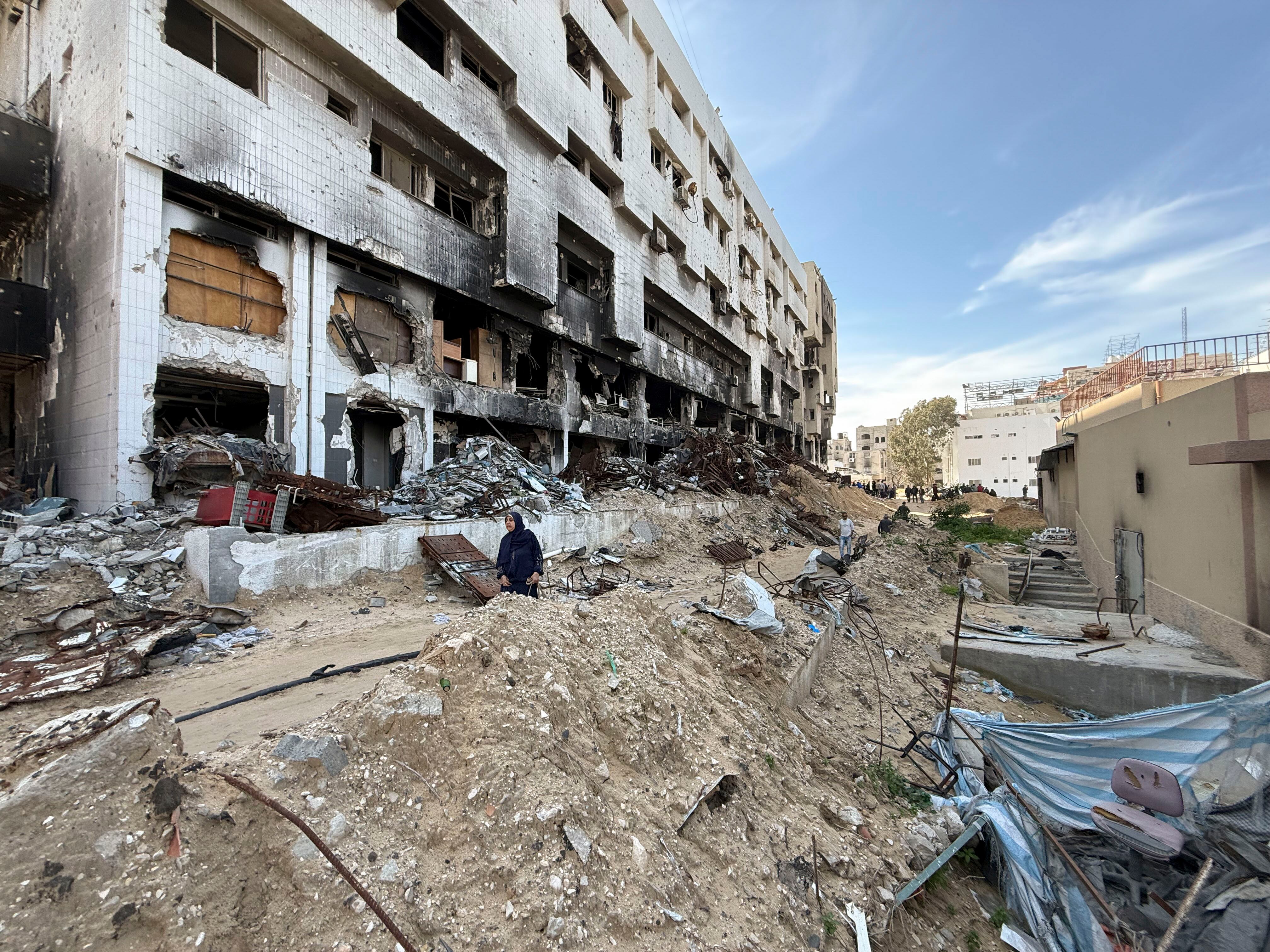 FRANJA DE GAZA, 13/03/2025.- Los trabajos para recuperar cuerpos del hospital de Al Shifa, el mayor centro hospitalario de la Franja de Gaza, que fue asediado hace un año en una ofensiva israelí que lo dejó fuera de servicio, se retomaron este jueves, entre los llantos de los familiares y la difícil tarea de identificar a los desaparecidos. Se trata de una operación similar a la que se hizo en mayo después de cumplirse dos semanas de la ofensiva israelí contra este hospital, que en su momento tenía 700 camas y servía a más de dos millones de gazatíes, y en la que murieron centenares de personas. Los cuerpos serán trasladados al hospital Al Maamadani, en Gaza, y a una clínica, donde también se realizarán las pruebas forenses de identificación, antes de que puedan ser entregados a sus familias. EFE/Ahmad Awad