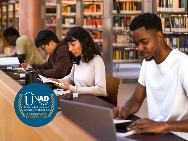 Imagen de referencia a jóvenes estudiando pregrado gratuito/ Getty Images