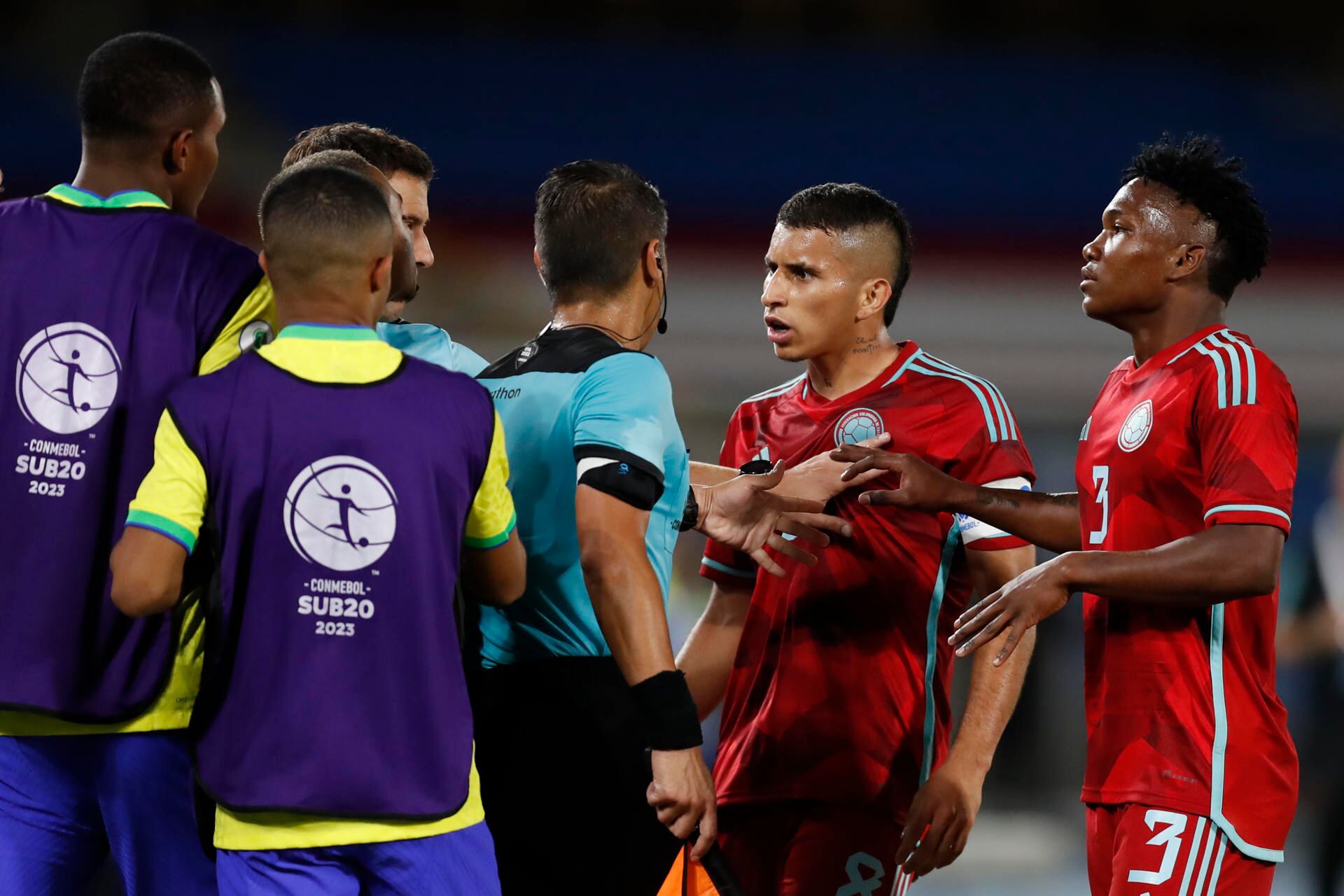 Gustavo Puerta le reclama al juez de línea del partido. EFE/ Ernesto Guzmán Jr.