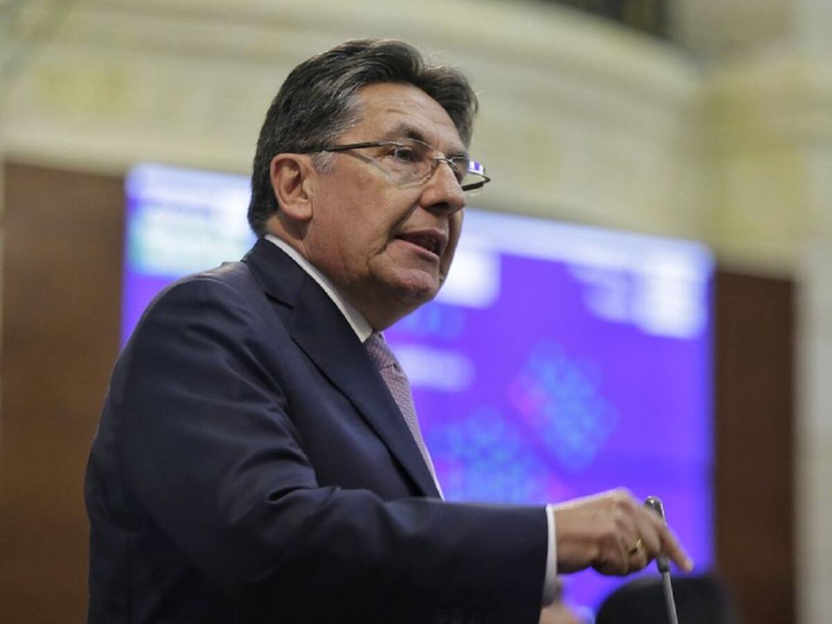 ¡Renuncie! pide oposición. Fiscal responde desafiante que mienten