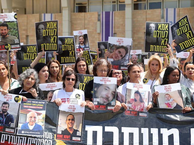 Jerusalem (Ó-), 08/07/2024.- Mothers of Israeli hostages held by Hamas in Gaza hold a sign in Hebrew reading &#039;Mother never gives up&#039; as they protest at the Knesset, the Israeli parliament in Jerusalem, 08 July 2024, calling for the Israeli government to sign a hostages release deal. According to the Israeli defense forces, around 120 Israelis hostages are still held by Hamas in Gaza. More than 36,000 Palestinians and over 1,400 Israelis have been killed, according to the Palestinian Health Ministry and the Israel Defense Forces (IDF), since Hamas militants launched an attack against Israel from the Gaza Strip on 07 October 2023, and the Israeli operations in Gaza and the West Bank which followed it. (Protestas, Jerusalén) EFE/EPA/ABIR SULTAN