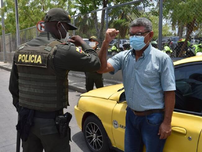 El conductor se comunicó con una patrulla de la Policía para ubicar a la propietaria y entregarle su teléfono móvil