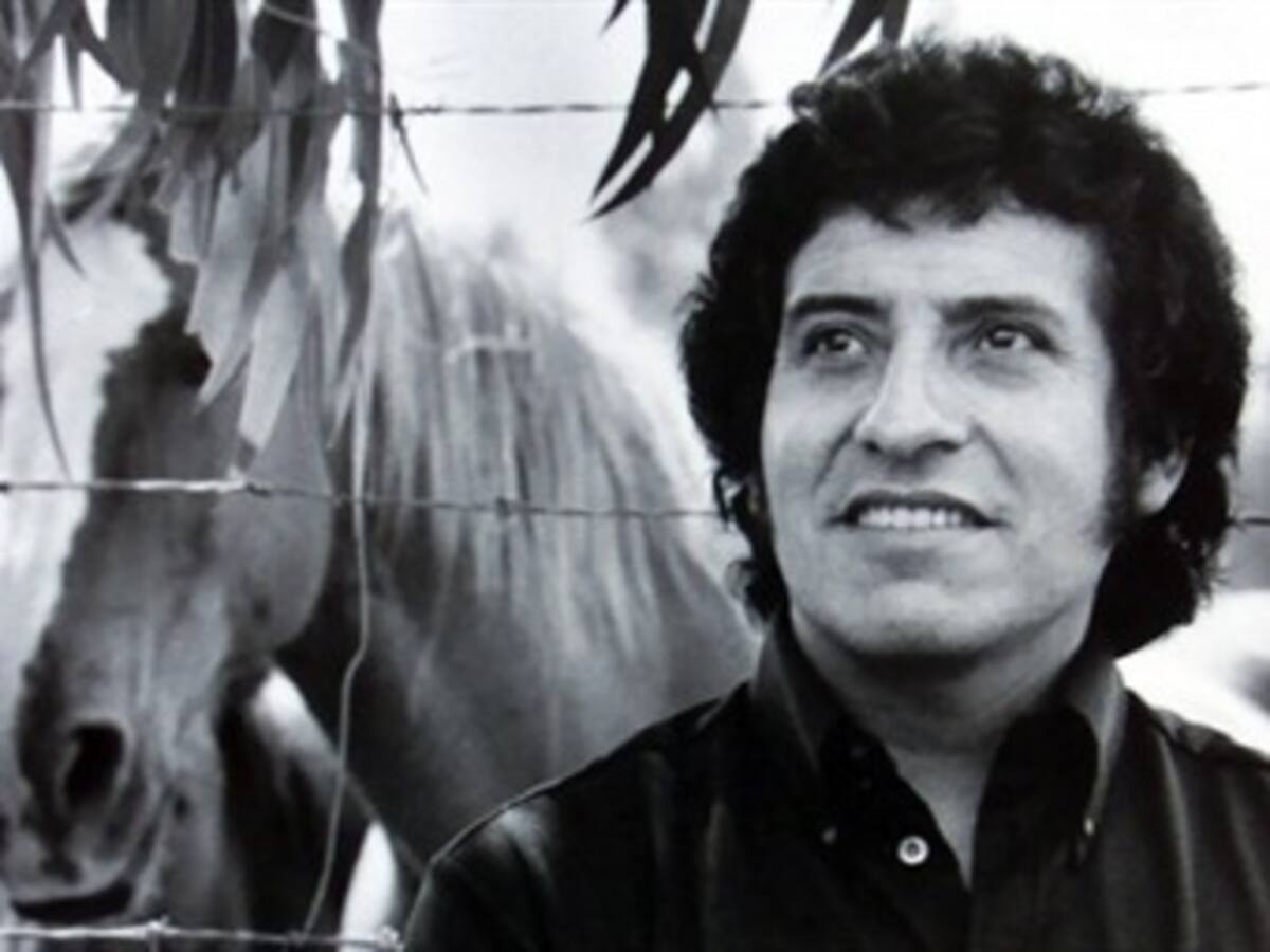 Exhuman los restos de Víctor Jara para dilucidar las circunstancias de su asesinato