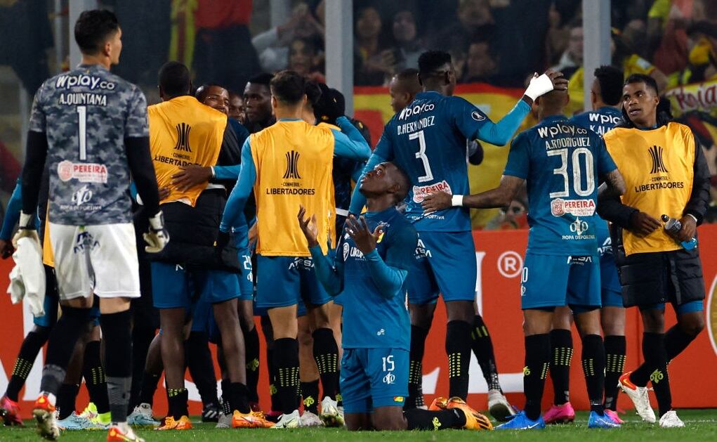 Deportivo Pereira celebra la clasificación a octavos de final de la Libertadores (Photo by JAVIER TORRES / AFP) (Photo by JAVIER TORRES/AFP via Getty Images)