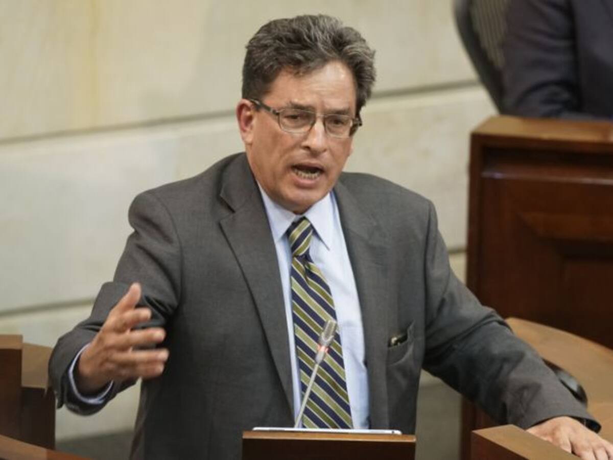 Se hunde moción de censura contra Carrasquilla