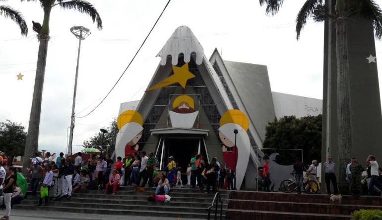 Desde las 5:20AM hasta las 9:00AM Toda la información local en Caracol Radio