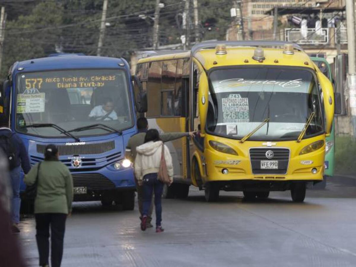 Pequeños propietarios de buses protestan frente a Transmilenio