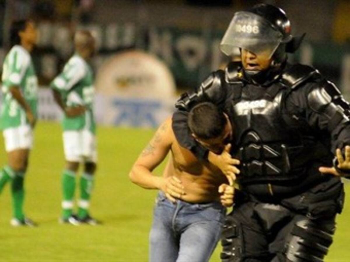 Barras del Cali y América se enfrentan en plena cancha del Pascual Guerrero