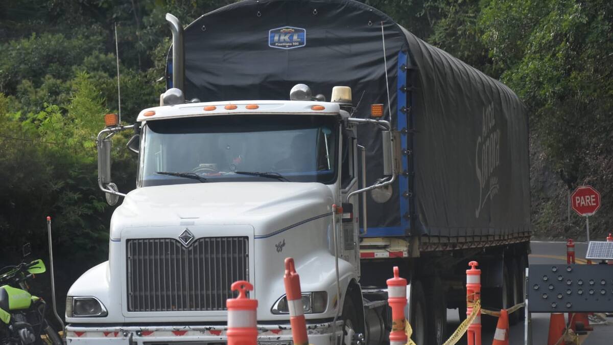 Diez tractomulas arrancan el intercambio comercial en la frontera