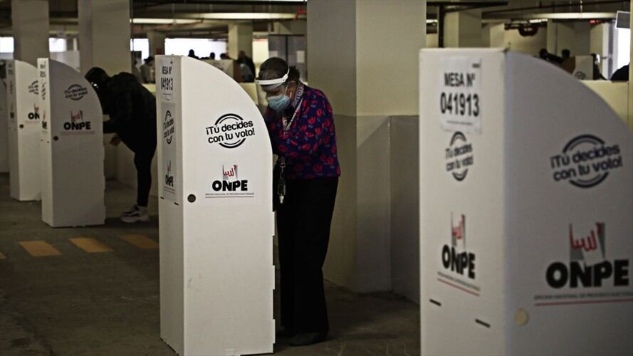 Muy igualada, así avanza el conteo de votos en las elecciones en Perú. Foto: Getty Images