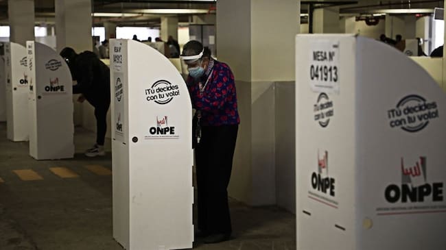 Muy igualada, así avanza el conteo de votos en las elecciones en Perú. Foto: Getty Images