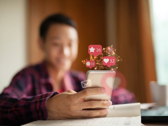 Hombre recibiendo 'likes' en redes sociales