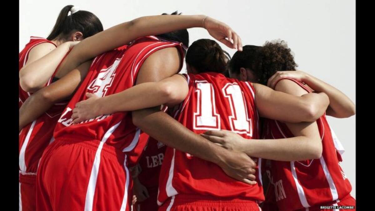 Los organizadores explican que el título de la exhibición, "Hey'Ya", es una expresión árabe que significa "vamos", lo que "refleja la energía y el entusiasmo de las atletas". En esta imagen se ve al equipo de baloncesto de Líbano, campeón en los Juegos Árabes