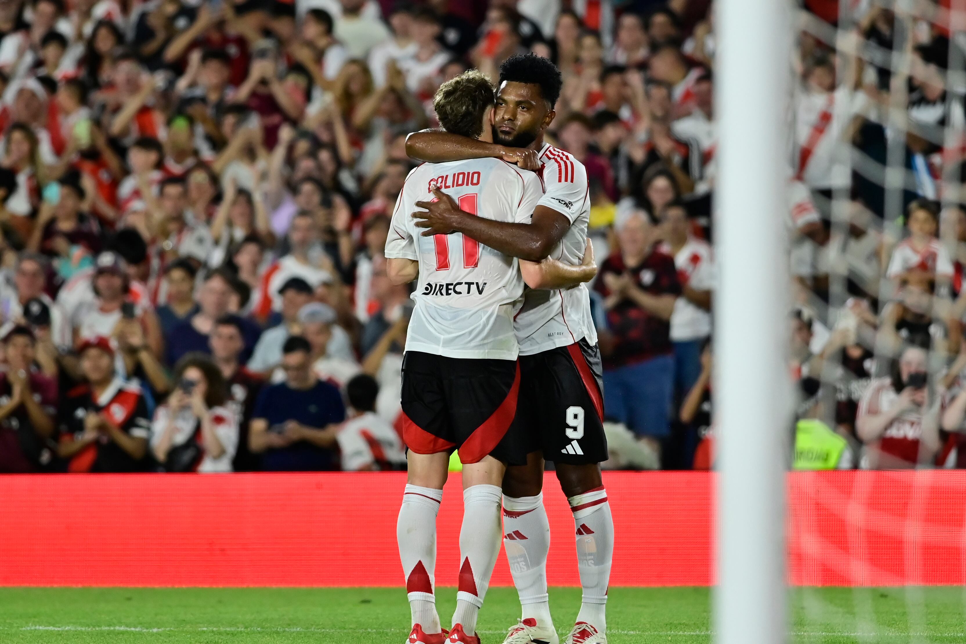 Miguel Ángel Borja (d) y Facundo Colidio de River Plate celebran un gol ante la selección mexicana, durante un partido amistoso en el estadio Más Monumental de Buenos Aires (Argentina). EFE/ Matias Martin Campaya
