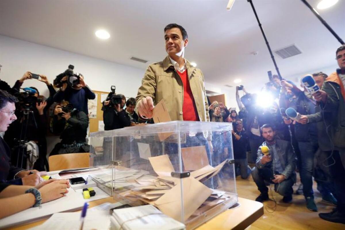 El presidente del Gobierno español, Mariano Rajoy, animó hoy a todos los españoles a votar porque "es el acto más democrático de todos". El líder socialista, Pedro Sánchez, dice que hoy es "una jornada histórica" en la que "huele a cambio".