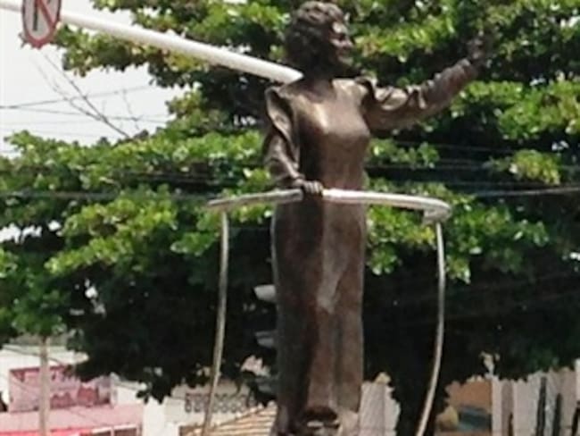 Manchan escultura dedicada a Esthercita Forero la novia del Carnaval