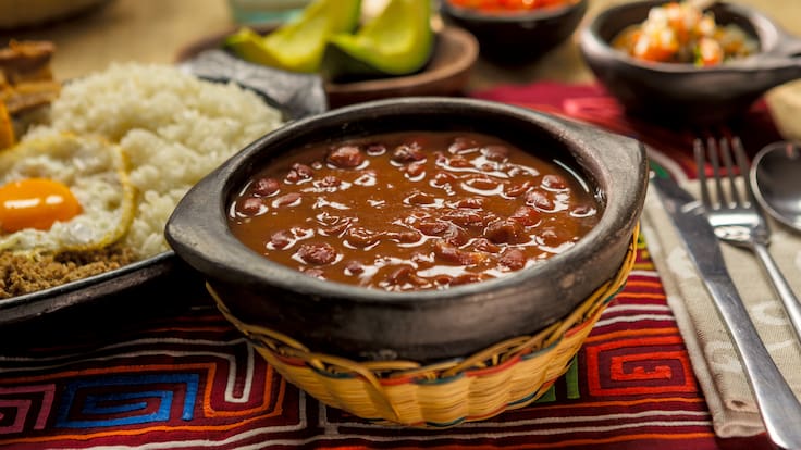 Bandeja paisa, un plato típico de Colombia (Foto vía Getty Images)