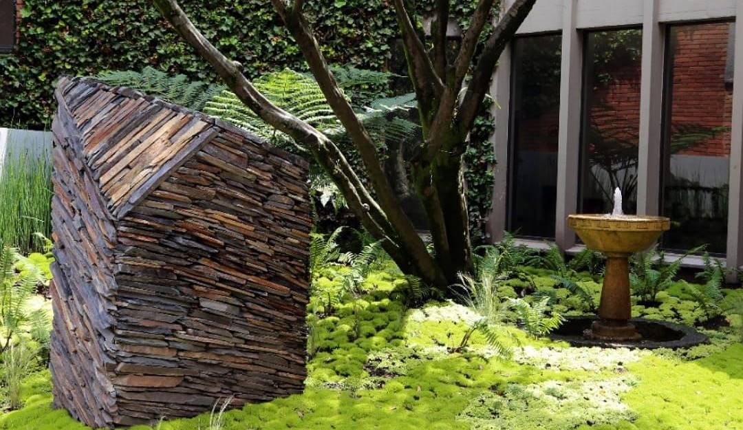 Monumento en honor a los magistrados fallecidos en la toma del Palacio de Justicia / Universidad Externado de Colombia.