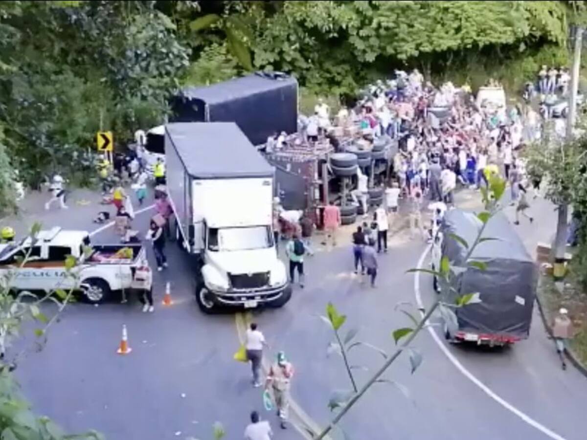 En Antioquia saquearon un camión que se volcó con elementos de aseo