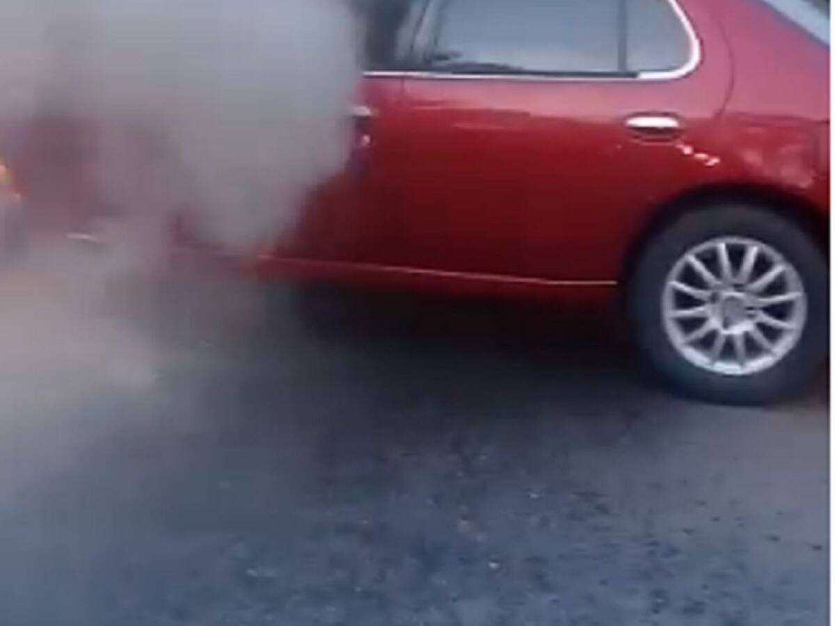 Video: Se incendió un carro en el anillo vial