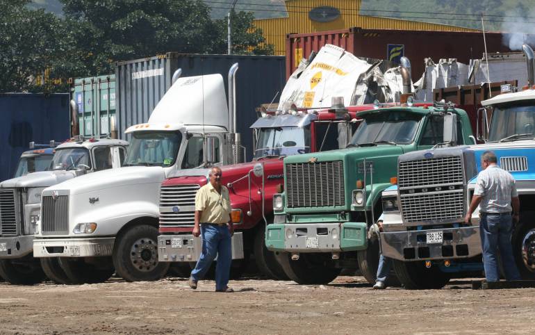 Transportadores colombianos represados en la frontera