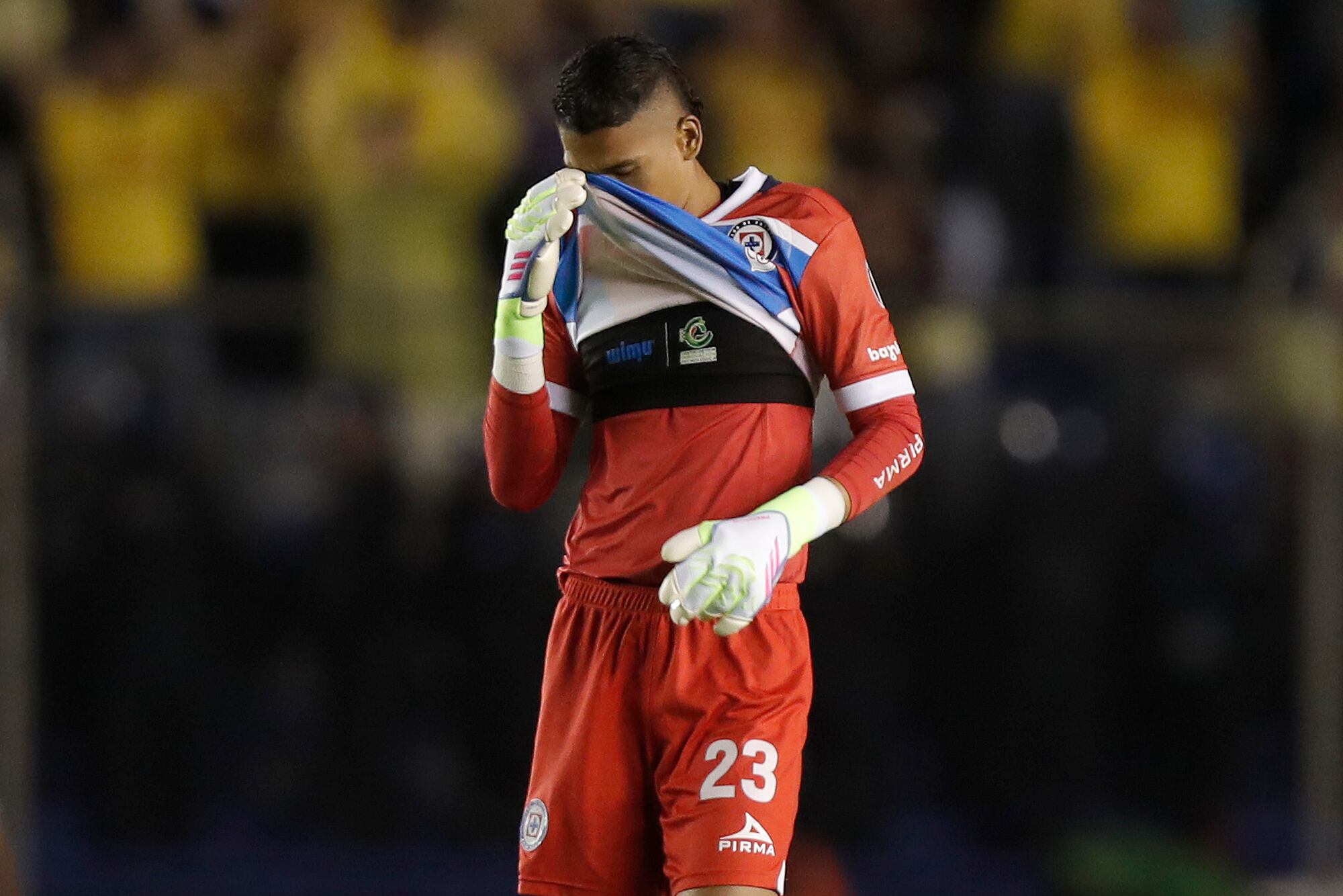 MEX2638. CIUDAD DE MÉXICO (MÉXICO), 18/05/2025.- Kevin Mier de Cruz Azul reacciona este domingo, al final de un partido de vuelta por las semifinales del torneo Clausura 2025 de la Liga MX entre Club América y Cruz Azul en el estadio Ciudad de los Deportes en Ciudad de México (México). EFE/ Isaac Esquivel