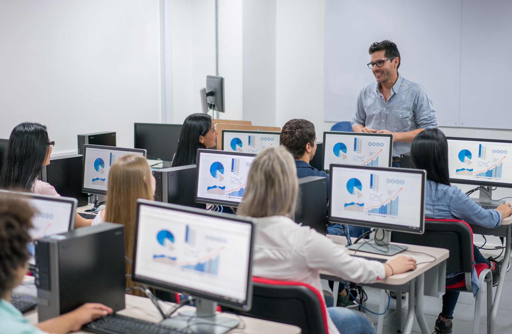 Profesor dando una clase en la universidad a un grupo de estudiantes (Getty Images)