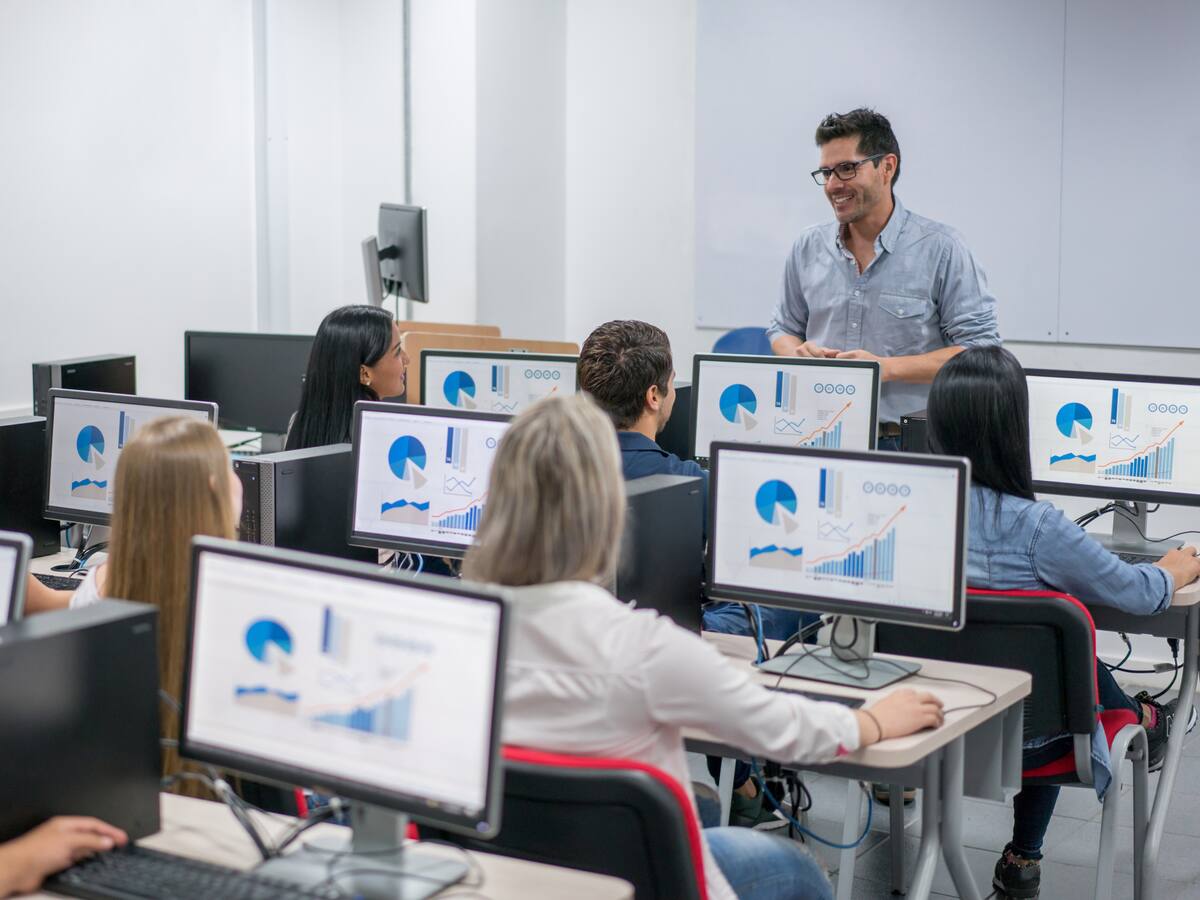 ¿Es más barato estudiar Administración de Empresas en Bogotá o en Medellín?