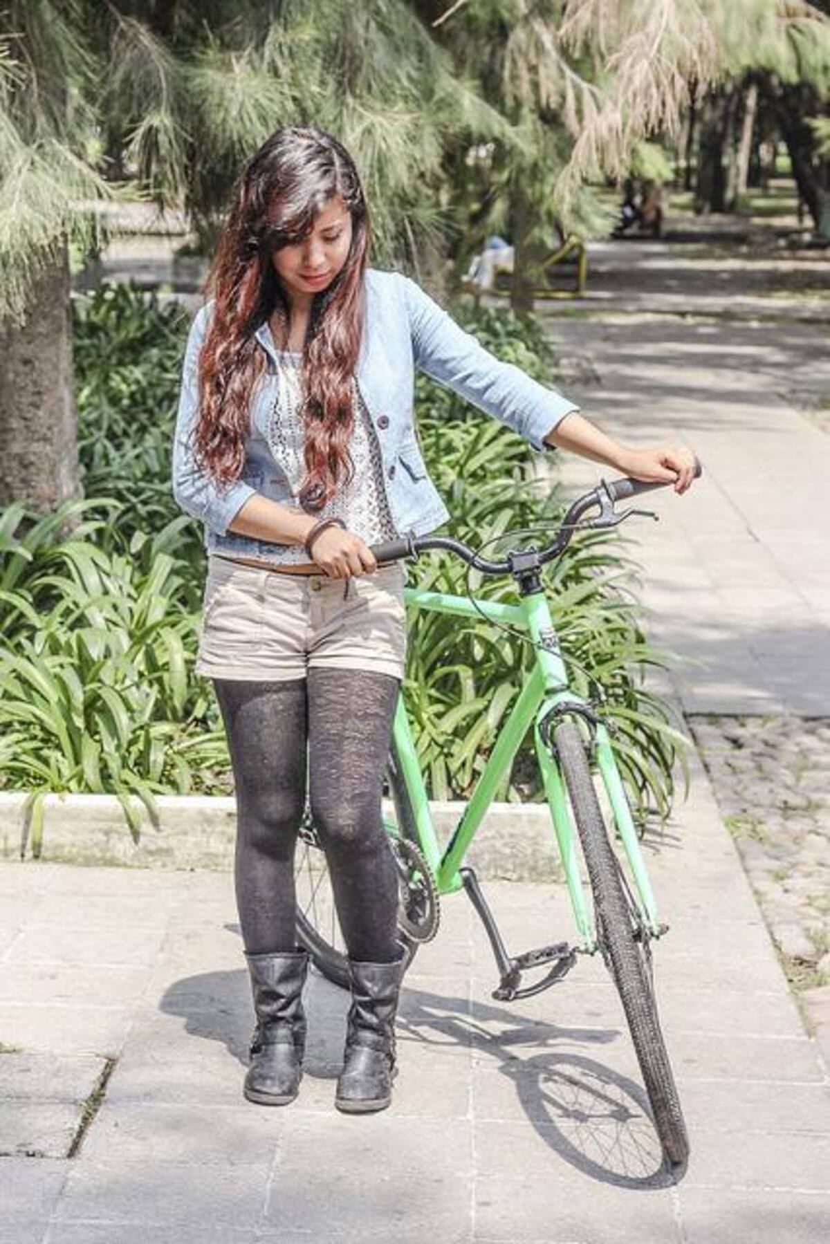 En la página cyclechicrepublic.com hay fotos de personas de diferentes ciudades del mundo que se han unido a la moda de movilizarse en bicicleta con estilo.