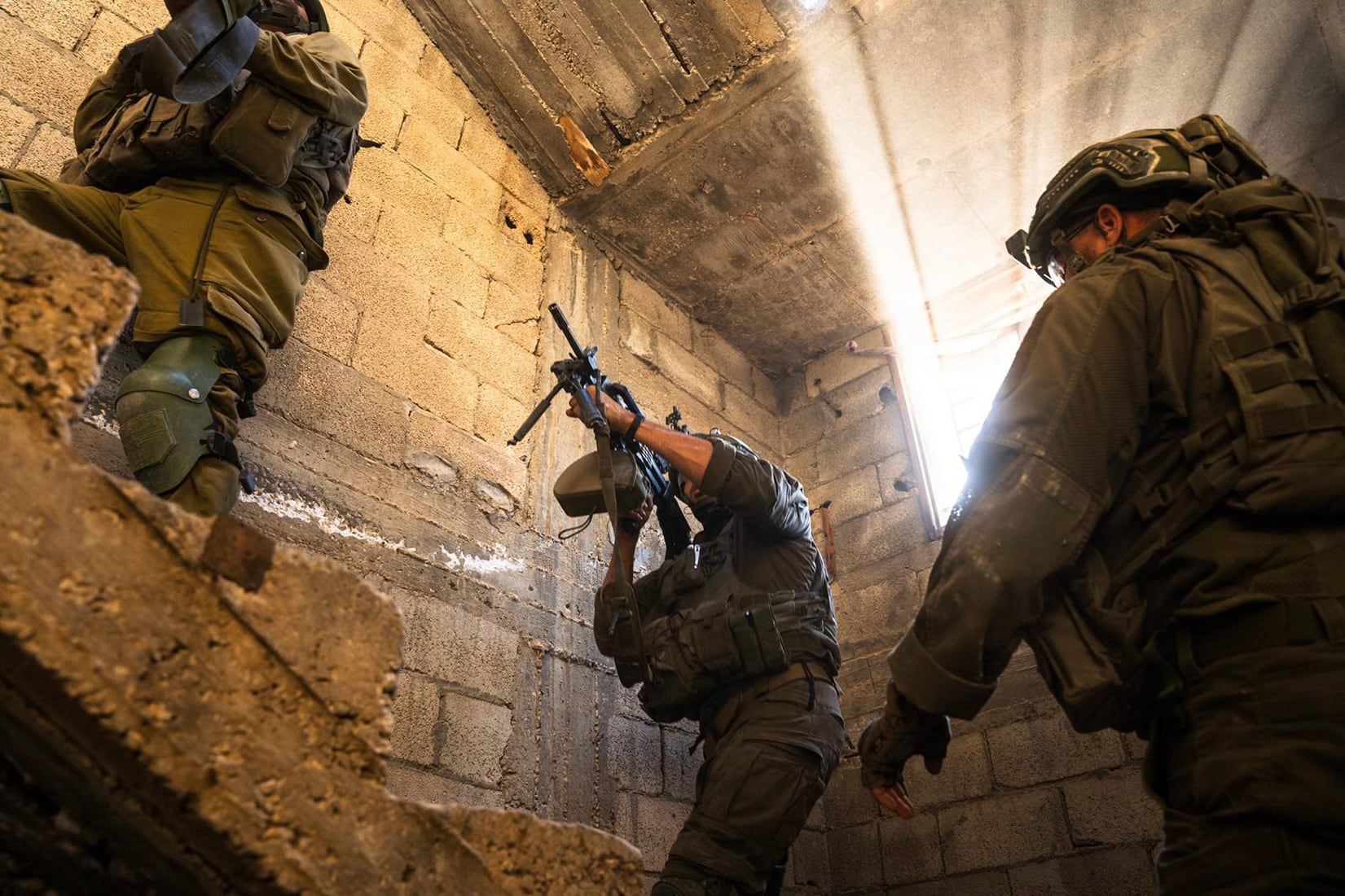 JERUSALÉN, 08/06/2024.- Imagen cedida de una operación del Ejército israelí. El Ejército israelí está imponiendo "medidas de seguridad" en la costa de la Franja de Gaza, para que el muelle construido por EEUU sobre el mar Mediterráneo para el reparto de ayuda vuelva a operar tras ser reparado después de haber sido dañado por un temporal. Además, el Ejército indicó que sus tropas continúan sus "operaciones selectivas basadas en inteligencia" en Rafah, ciudad del extremo meridional de la Franja donde ya controlan en 40% de su territorio a medida que avanza en los barrios de la parte oeste, ahora en Tal al Sultan, y ha tomado el control de la totalidad del corredor de Filadelfia, los 14 kilómetros de frontera de la Franja con Egipto. EFE/Ejército de Israel SOLO USO EDITORIAL/SOLO DISPONIBLE PARA ILUSTRAR LA NOTICIA QUE ACOMPAÑA (CRÉDITO OBLIGATORIO)