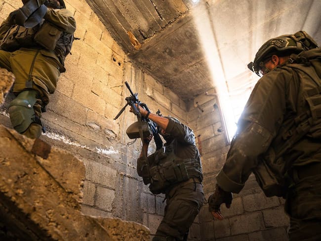 JERUSALÉN, 08/06/2024.- Imagen cedida de una operación del Ejército israelí. El Ejército israelí está imponiendo "medidas de seguridad" en la costa de la Franja de Gaza, para que el muelle construido por EEUU sobre el mar Mediterráneo para el reparto de ayuda vuelva a operar tras ser reparado después de haber sido dañado por un temporal. Además, el Ejército indicó que sus tropas continúan sus "operaciones selectivas basadas en inteligencia" en Rafah, ciudad del extremo meridional de la Franja donde ya controlan en 40% de su territorio a medida que avanza en los barrios de la parte oeste, ahora en Tal al Sultan, y ha tomado el control de la totalidad del corredor de Filadelfia, los 14 kilómetros de frontera de la Franja con Egipto. EFE/Ejército de Israel SOLO USO EDITORIAL/SOLO DISPONIBLE PARA ILUSTRAR LA NOTICIA QUE ACOMPAÑA (CRÉDITO OBLIGATORIO)