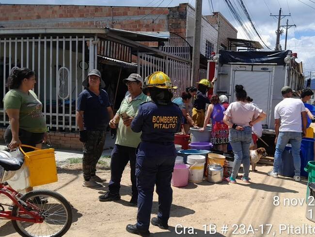 cinco carrotanques abastecen de agua diferentes barrios en dos comunas