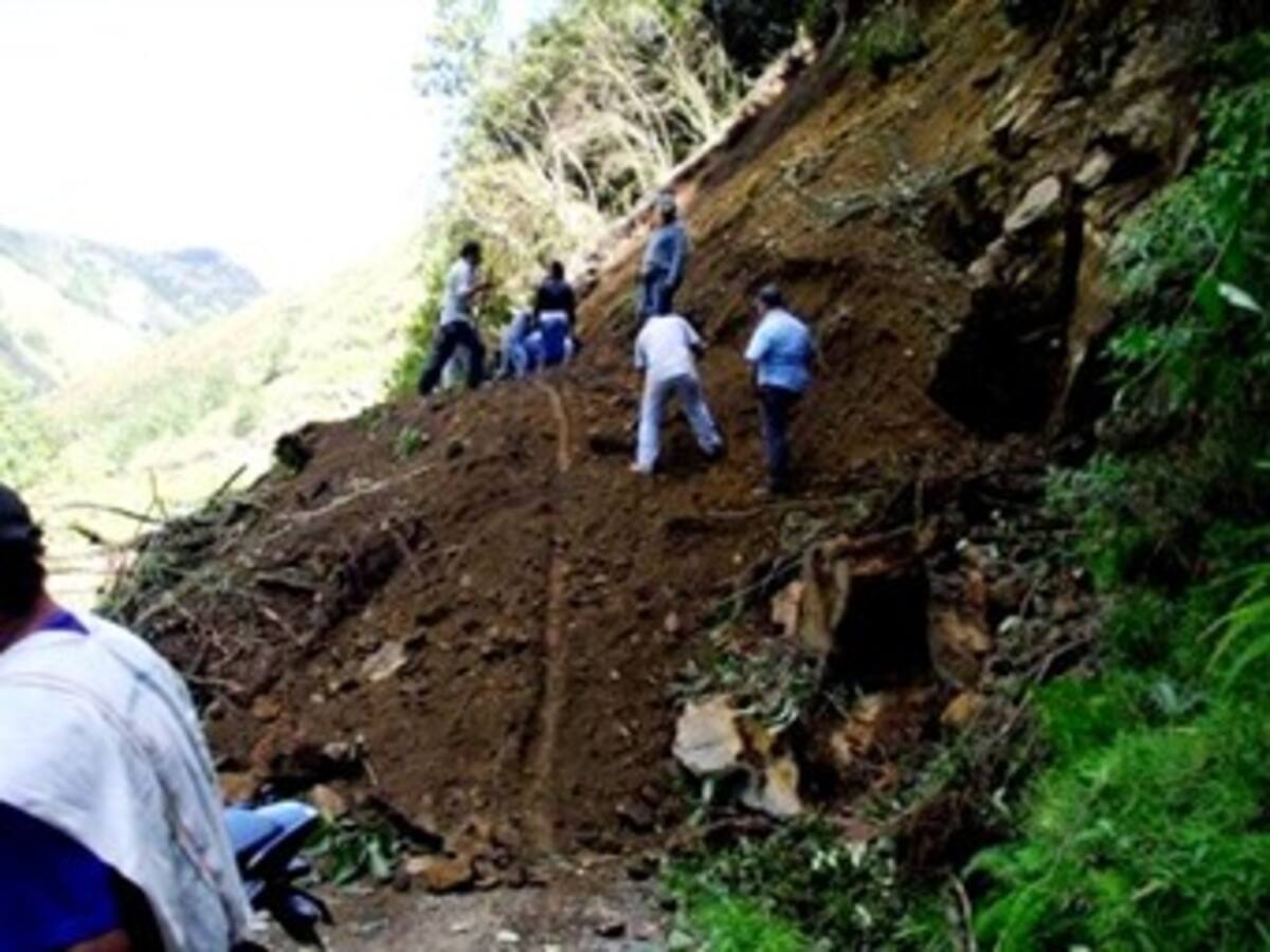 Tres desaparecidos reportan los organismos de rescate en el deslizamiento en vía de Neiva