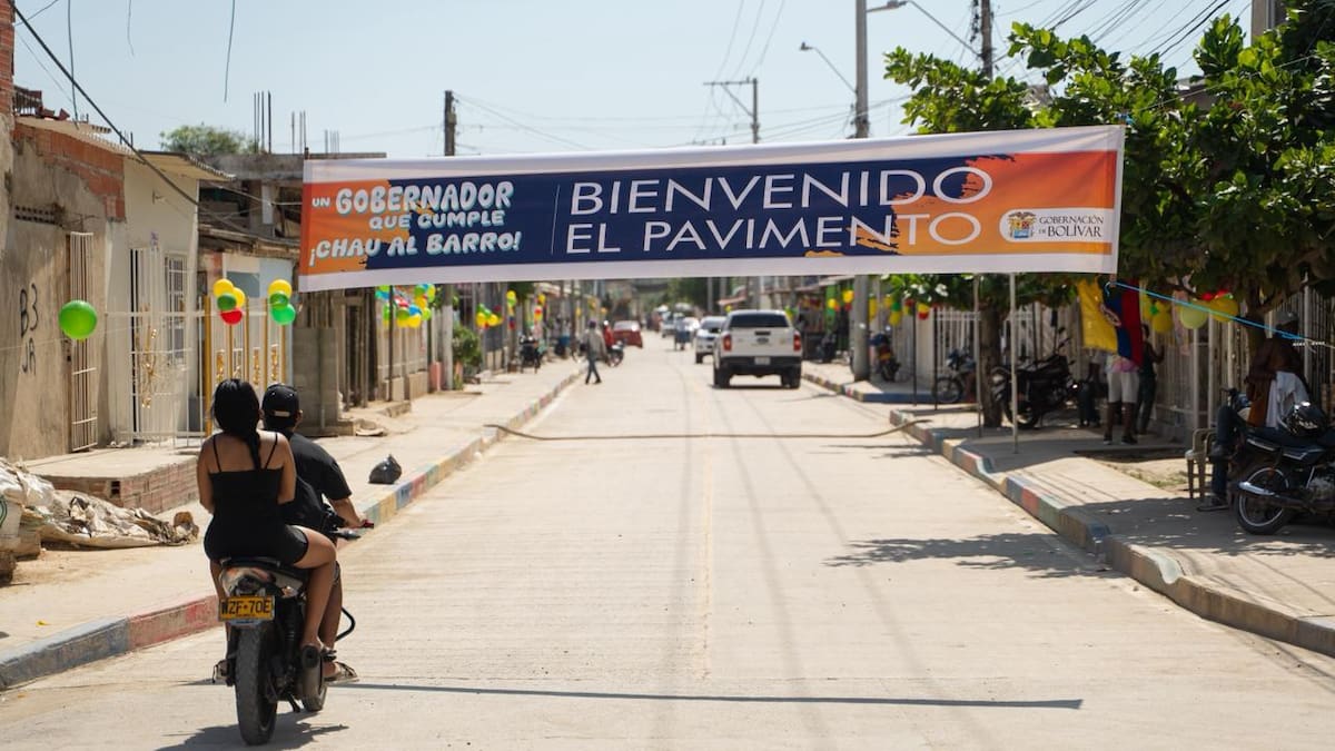 Gobernador Yamil Arana entrega pavimentación de vía que une a tres barrios de Cartagena