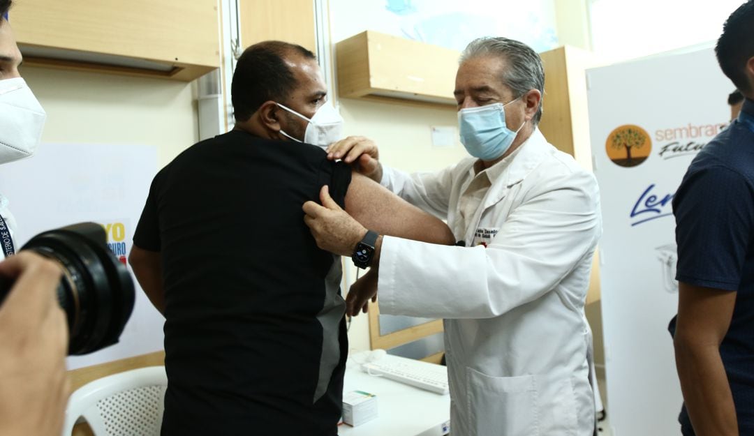 El exministro de Salud, Juan Carlos Zevallos, durante las primeras inmunizaciones contra el coronavirus a trabajadores médicos ecuatorianos. 