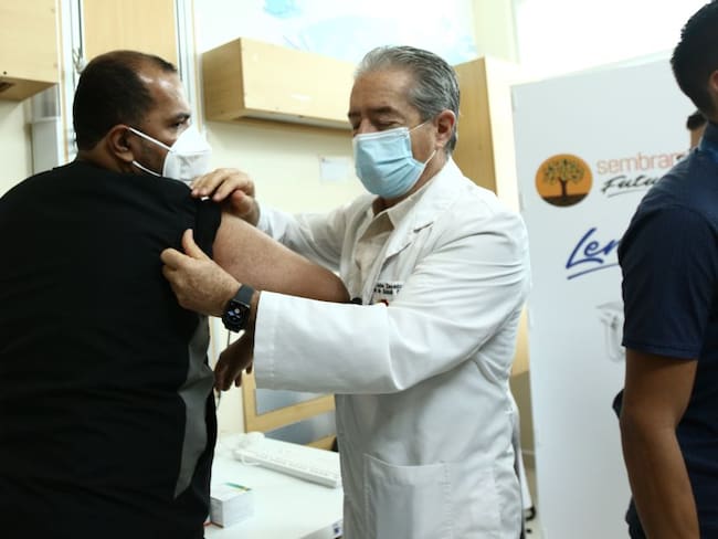 El exministro de Salud, Juan Carlos Zevallos, durante las primeras inmunizaciones contra el coronavirus a trabajadores médicos ecuatorianos. 