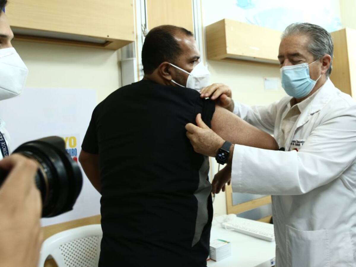 MinSalud de Ecuador renuncia tras escándalo de vacunaciones