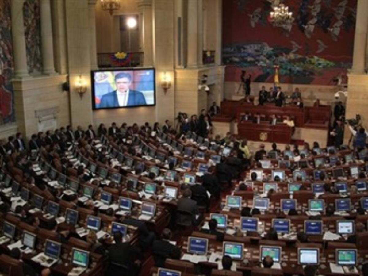 Proponen reducir en 5 años edad para ser senador