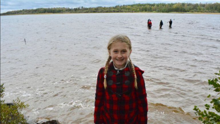 Niña encontró un increíble objeto en un lago