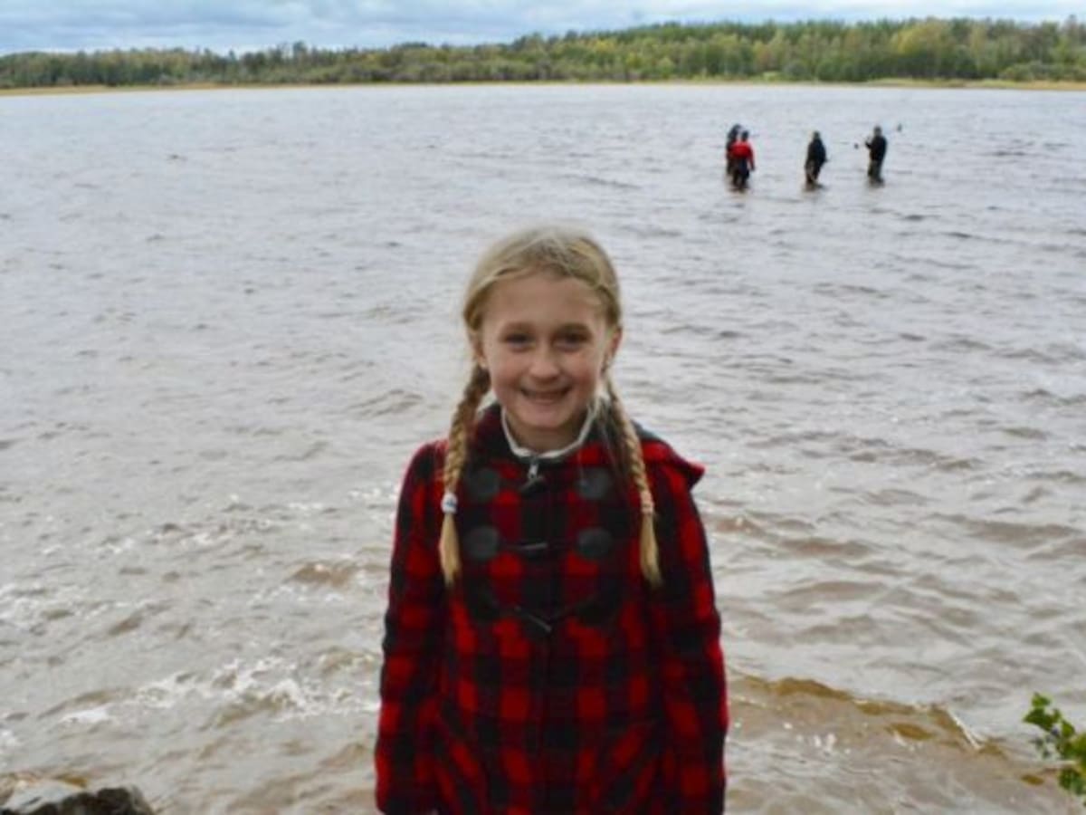 Niña encontró un increíble objeto en un lago
