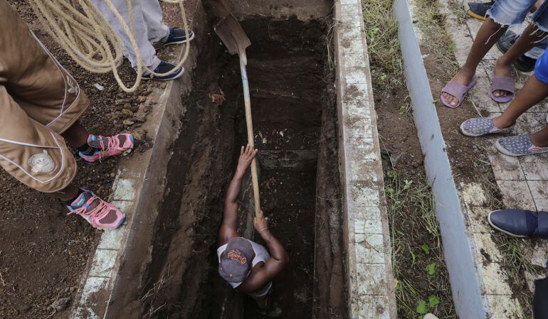 Hombre pide absurdo objeto y confiesa en qué lugar enterró a su esposa